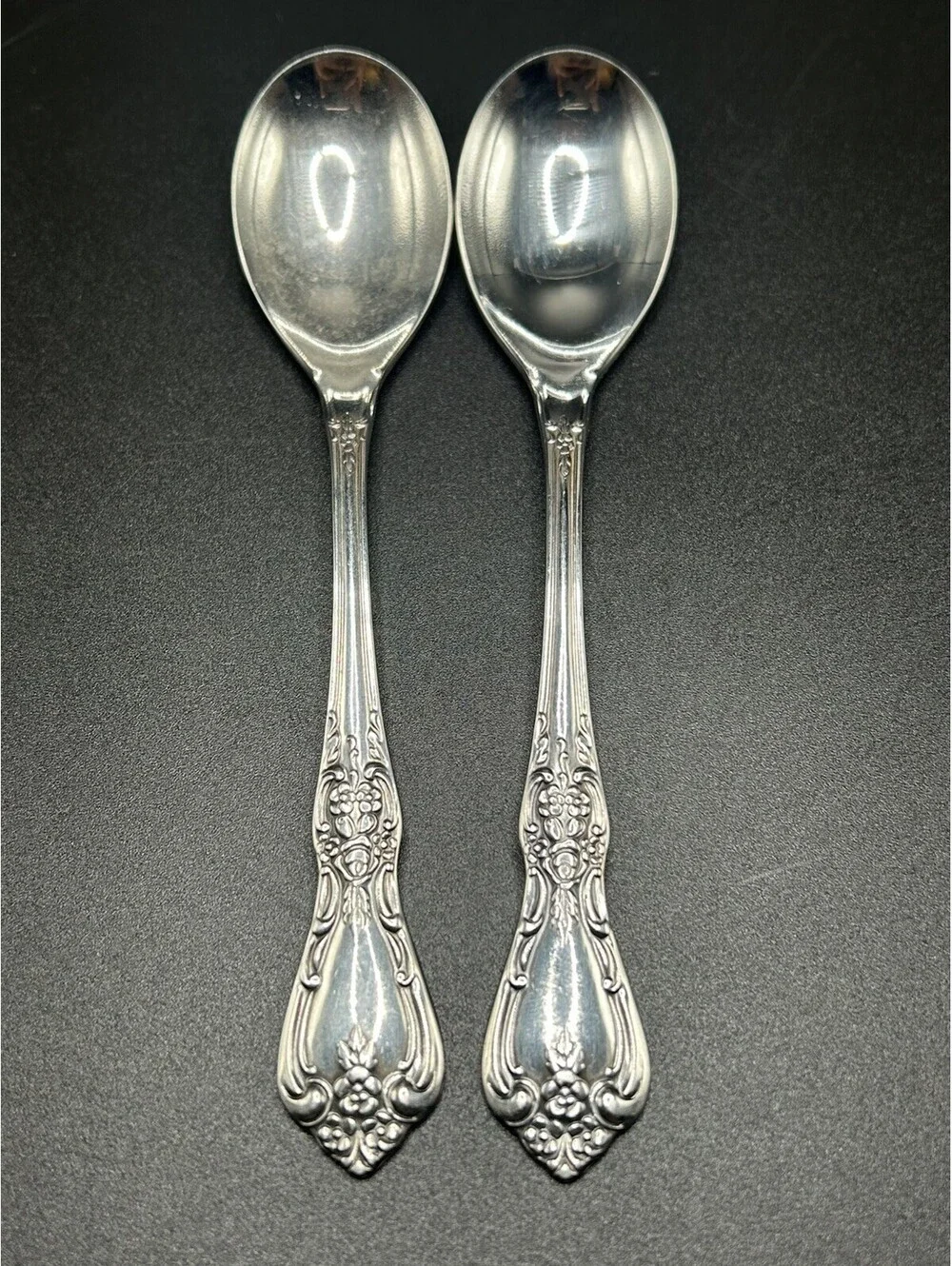 Vintage Pair Of Oneida Oval Spoons Kennett Square Distinction Deluxe 1970’s